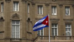 Kubánská vlajka před ambasádou ve Washingtonu.