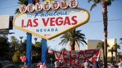 Slavný vjezd do Las Vegas ozdobený transparentem &quot;Vegas strong&quot;