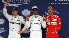 Tři nejrychlejší z kvalifikace na Velkou cenu Japonska. Zleva Valtteri Bottas, Lewis Hamilton a Sebastian Vettel