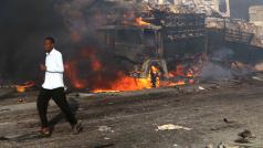 Sobotní teror v Mogadišu: obyvatel města prchá kolem hořících vozidel.
