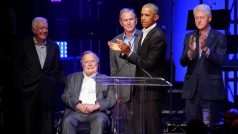 Pět bývalých amerických prezidentů (zleva) Jimmy Carter, George Bush st., George Bush ml., Barack Obama a Bill Clinton při benefičním koncertu v Texasu
