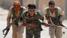 Členové kurdských milicí v ulicích Rakky.