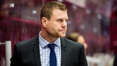 Trenér hokejistů Třince Václav Varaďa na střídačce během utkání play-off Ligy mistrů proti Malmö Redhawks