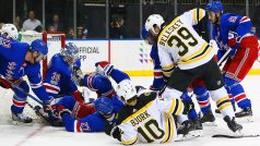 Zápas mezi hráči Boston Bruins a New York Rangers