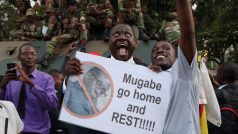 Krátce po Mugabeho rezignaci vypukly v ulicích hlavního města oslavy.