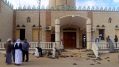 Lidé před mešitou v Bir al-Abdu, kde se odehrál útok