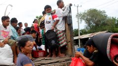 Obyvatelé vesnice Sukadana nakládají během evakuace své věci na korbu nákladního auta