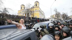 Národní garda stráží vůz, ve kterém je zadržený Michail Saakašvili před protestujícími