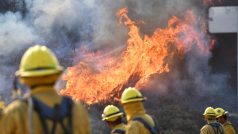 Hasiči při zásahu proti kalifornskému požáru