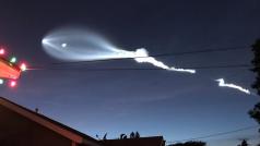 Páteční večerní start rakety Falcon 9 americké soukromé společnosti SpaceX doprovázela mimořádná podívaná.