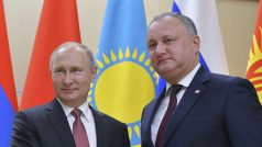 Zleva: ruský prezident Vladimir Putin a jeho moldavský protějšek Igor Dodon.