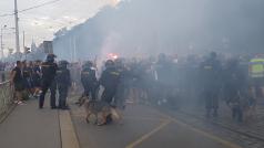 Fanoušci Crvené Zvezdy Bělehrad zastavili nedaleko Čechova mostu, kde došlo k prvním potyčkám s policií