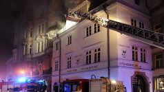 Budova  v Dlouhé ulici je památkově chráněna. Škoda podle předběžných odhadů hasičů přesáhne několik milionů korun