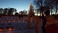 Vyjádření úcty padlým, zpěv i pochodně v ulicích Helsinek. Tisíce finských studentů si pochodem nezávislosti připomněly 100. výročí vyhlášení samostatnosti. A průvod začal na největším hřbitově v hlavním městě, Hietaniemi.