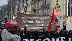 Desetitisíce lidí v sobotu ve Vídni protestovaly proti vzniku koaliční vlády Rakouské lidové strany (ÖVP) s protiimigrační a protiislámskou Svobodnou stranou Rakouska (FPÖ).
