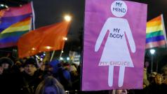 &quot;Moje mysl, moje tělo, moje rozhodnutí&quot; - transparenty na demonstraci kvůli potratům ve Varšavě.
