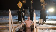 Vladimir Putin při koupeli v ledové vodě během církevních oslav, Tverská oblast, 19. ledna 2018 (ilustrační snímek).