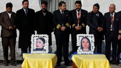 Zaměstnanci Kam Air nad ostatky ukrajinských letušek, které zemřeli během teroristického útoku v hotelu Intercontinental v Kábulu