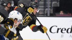 Útočník týmu Las Vegas Golden Knights Tomáš Nosek střílí a dává gól Vancouveru.