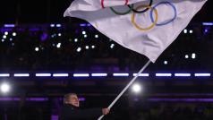 Prezident MOV Thomas Bach na závěrečném ceremoniálu s olympijskou vlajkou.