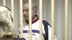 Sergej Skripal na záběrech od moskevského vojenského soudu, 9. srpna 2006.  A still image taken from video shows Sergei Skripal, a former colonel of Russia&#039;s GRU military intelligence service, attending a hearing at the Moscow military district court, Russia August 9 2006