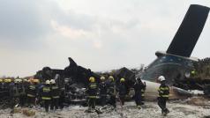 Záchranáři u vraku havarovaného letadla (12. března 2018).