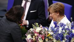 Němečtí poslanci gratulují staronové německé kancléřce Angele Merkelové.