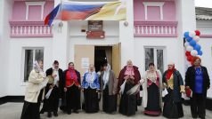 Fotograf agentury Reuters zaznamenal ženský lidový sbor, jak vystupuje před jednou z volebních místností ve stavropolském regionu