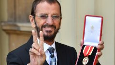 Bubení Beatles Ringo Starr, vlastním jménem Richard Starkey, získal šlechtický titul sir