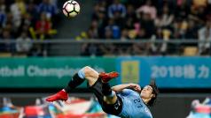 Edinson Cavani během gólu proti Česku