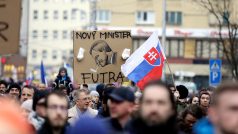 Na tichem pochodu v Bratislavě se objevila i řada transparentů kritizujících vládu