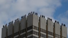 Obličeje jednotlivých soch jsou zakryté, postavy stojí na okraji budov vlastněných britskou televizí ITV.