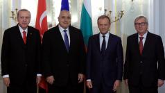 Zleva turecký prezident Recep Tayyip Erdogan, bulharský premiér Bojko Borisov, předseda Evropské rady Donald Tusk a předseda Evropské komise Jean-Claude Juncker na setkání v Bulharsku
