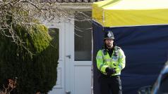 Policista hlídkuje u vchodu do domu dvojitého agenta Sergeje Skripala v britském Salisbury.