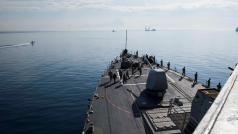 Americká bitevní loď USS Donald Cook opouští kyperskou Larnaku
