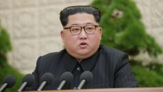 Kim Čong-un předsedá plenárnímu zasedání ústředního výboru Korejské strany práce (nedatovaný snímek zveřejněný agenturou KCNA 20. dubna 2018).