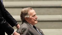 Exprezidenti George Bush mladší a George Bush starší (na vozíku) na pohřbu Barbary Bushové.