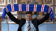 Steven Gerrard na tiskové konferenci Glasgow Rangers, kde ho klubové vedení představilo jako nového kouče.