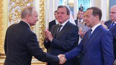 Ruský premiér Dmitrij Medveděv (vpravo) gratuluje prezidentovi Vladimiru Putinovi.