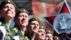 Ruští vojáci během přehlídky na ruský Den vítězství