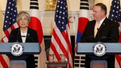 Americký ministr zahraničí Mike Pompeo na společné tiskové konferenci s jihokorejskou kolegyní Kang Kjong-whaovou