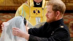 Princ Harry a americká herečka Meghan Markleová si řekl své &quot;ano&quot; v sobotu v pravé poledne místního času v kapli svatého Jiří na královském hradě Windsor