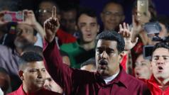 Venezuelský prezident Nicolás Maduro se svými příznivci po oznámení výsledků prezidentských voleb