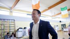 Irský premiér Leo Varadkar ve volební místnosti.