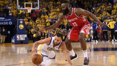 Basketbalista Golden State Warriors Stephen Curry (vlevo) se snaží získat míč před rozehrávačem Houstonu Rockets Jamesem Hardenem.