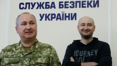 Na snímku z brífinku Arkadij Babčenko (vpravo) s hlavou SBU Vasylem Hrycakem.