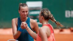 Petra Kvitové blahopřeje Anett Kontaveitové. Estonka ji právě vyřadila z French Open