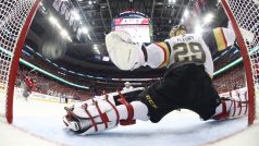 Michal Kempný (v červeném dresu) v okamžiku, kdy střílí pátý gól Washingtonu Capitals.