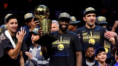 Draymond Green s trofejí pro vítěze NBA