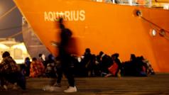 Imigranti před záchrannou lodí Aquarius (archivní foto)